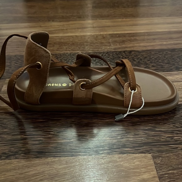 Florens Tan sandals girls Size 34 NEW in box suede top & rubber insole/sole - Picture 3 of 6